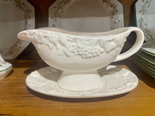 Gravy Boat and Saucer Set - Farmhouse Finds